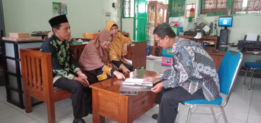 Tingkatkan Etos Kerja, Pengawas Madrasah Laksanakan Pembinaan Guru dan Tenaga Kependidikan di MTs Negeri 3 Sleman