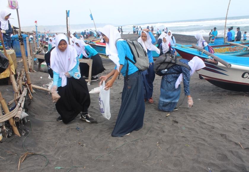Bakti Lingkungan MTsN 3 Sleman di Pantai Depok