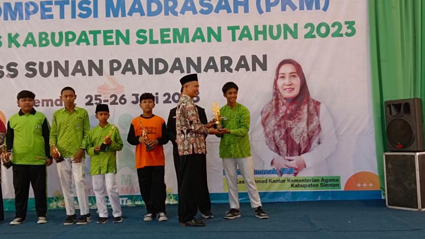 Tunjukkan Taringnya, MTsN 3 Sleman Berhasil Sabet 2 Piala Cabang Tenis Meja