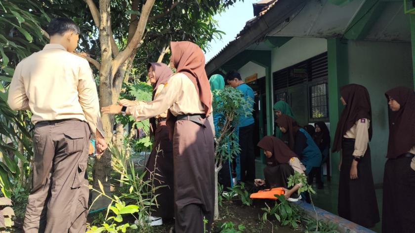 Jum’at Bersih Semarak, MTsN 3 Sleman Mantapkan Persiapan Adiwiyata