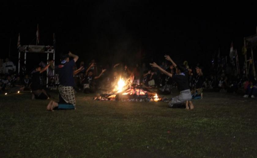 Tari Kecak Kolaborasi Barongan-Anoman Regu Cobra Ramaikan Malam Api Unggun MTsN 3 Sleman