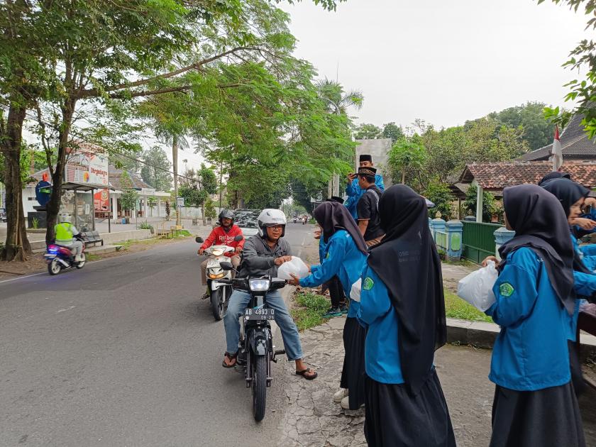 Tanamkan Rasa Berbagi, OSIS MTs Negeri 3 Sleman Bagikan Takjil