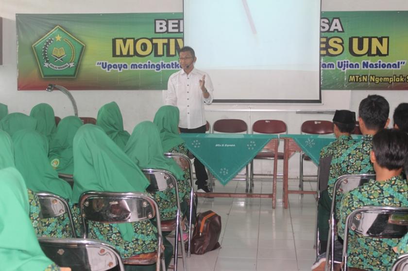 HADAPI UN MTs N NGEMPLAK PELATIHAN MATEMATIKA