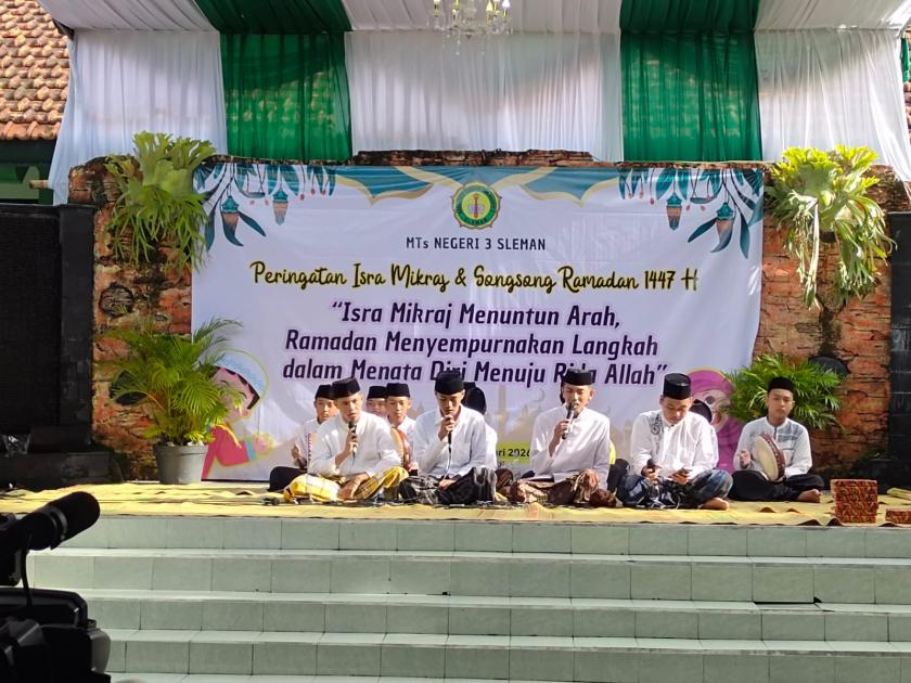Merdu Memukau, Tampilan Hadroh MTs Negeri 3 Sleman Meriahkan Isra Mi’raj
