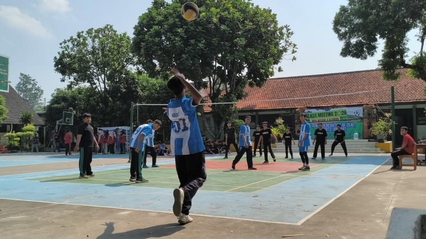 Lomba Voli Putra Meriahkan Classmeeting MTs Negeri 3 Sleman