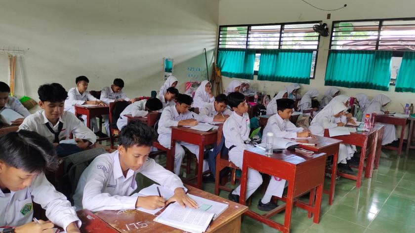 Giatkan Literasi, Murid Kelas VII MTs N 3 Sleman Tulis Puisi untuk Kanwil Kemenag DIY