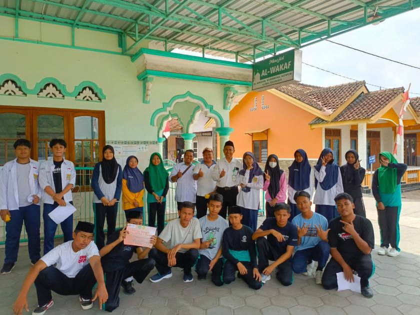 MTs Negeri 3 Sleman Rayakan Harlah dengan Aksi Bersih Masjid
