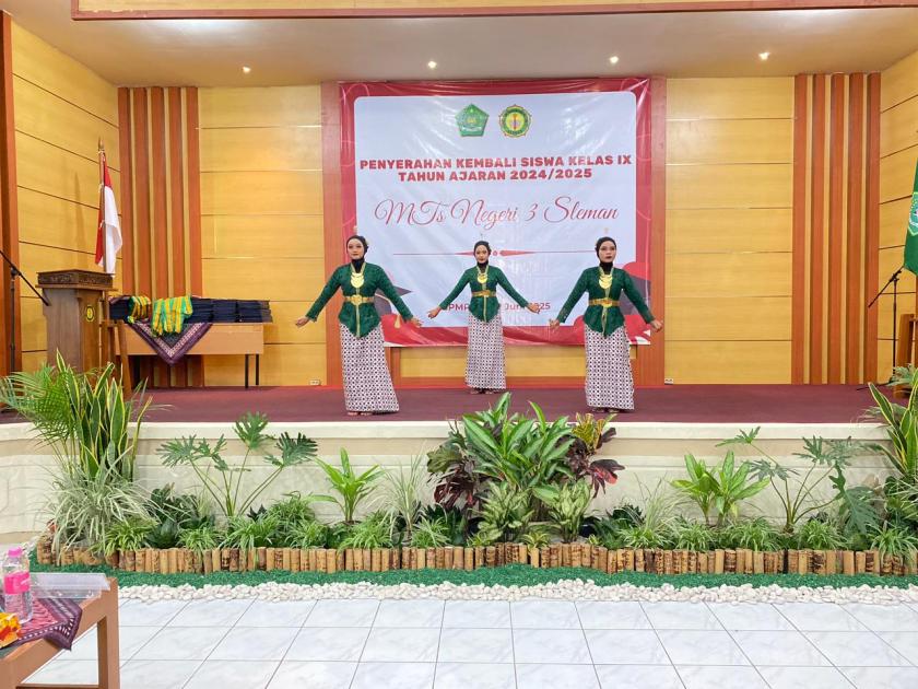 Suguhkan Tari Nawung Sekar Sebagai Pembuka Pelepasan Kelas IX MTs Negeri 3 Sleman