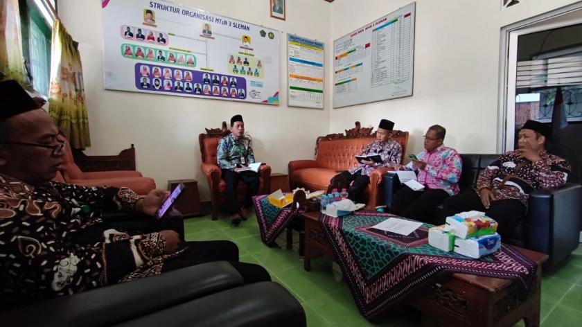 Matangkan Berbagai Agenda Akhir Tahun, MTsN 3 Sleman Gelar Rapat Struktural