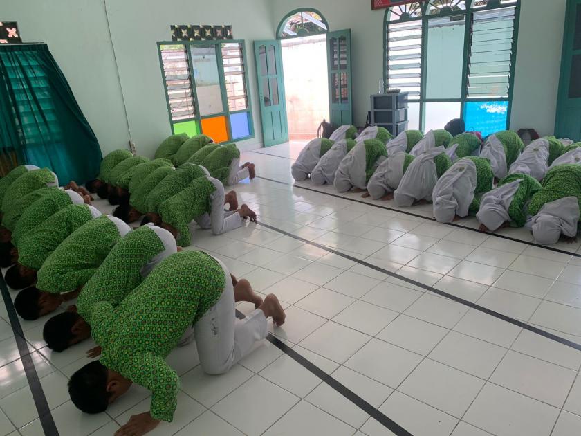 Asesmen Madrasah Usai, Siswa Kelas IX MTsN 3 Sleman Lakukan Sujud Syukur