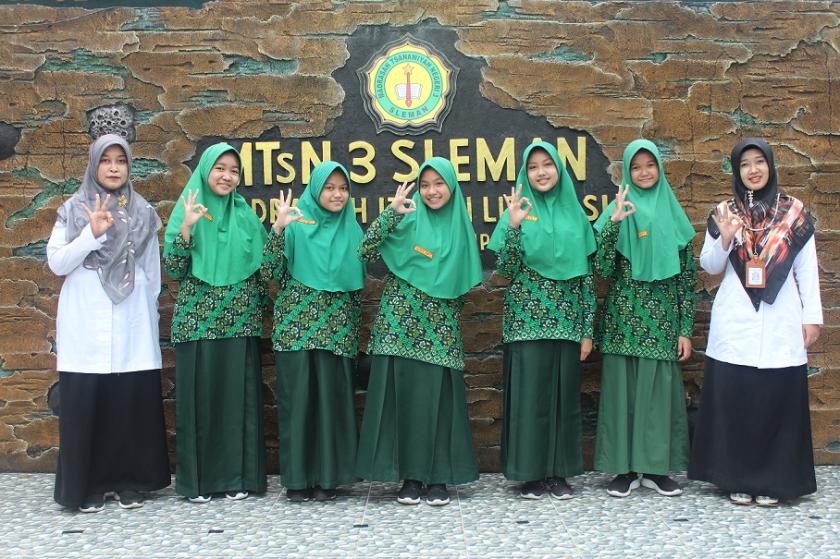 Tim Riset Putri MTsN 3 Sleman Sabet Juara Ketiga Youth International Science Fair 2022