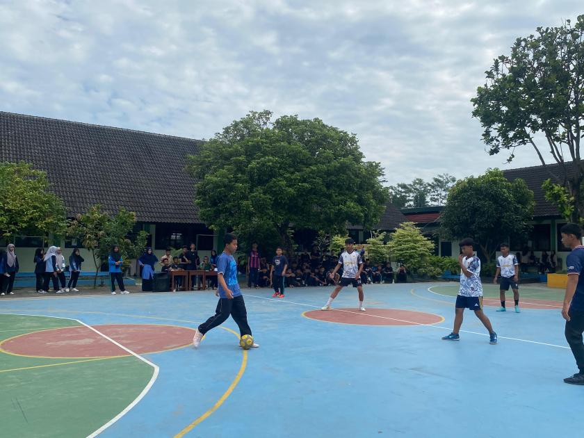 Kelas VIII E Berkibar di Cabang Futsal pada Classmeeting MTsN 3 Sleman