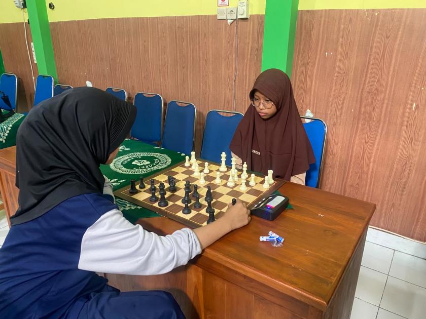 Tampil Cemerlang di Sparing Persahabatan Catur Putri PKM, Zahira Dwi Putri Maheswari kalahkan Lawan