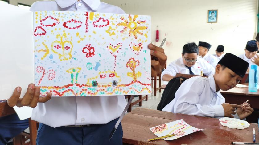 Melatih Kesabaran dan Kreativitas, Murid MTsN 3 Sleman kelas VII Pelajari Teknik Pointilis dalam Seni Budaya