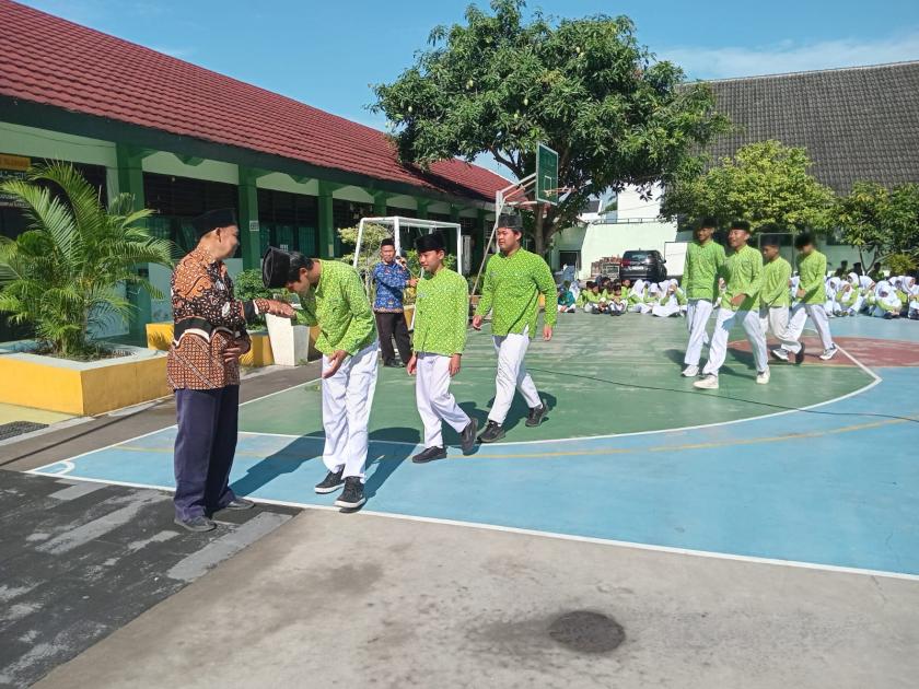 MTs Negeri 3 Sleman Gelar Acara Salam-Salaman Perpisahan untuk Bapak Sularno yang Purna Tugas