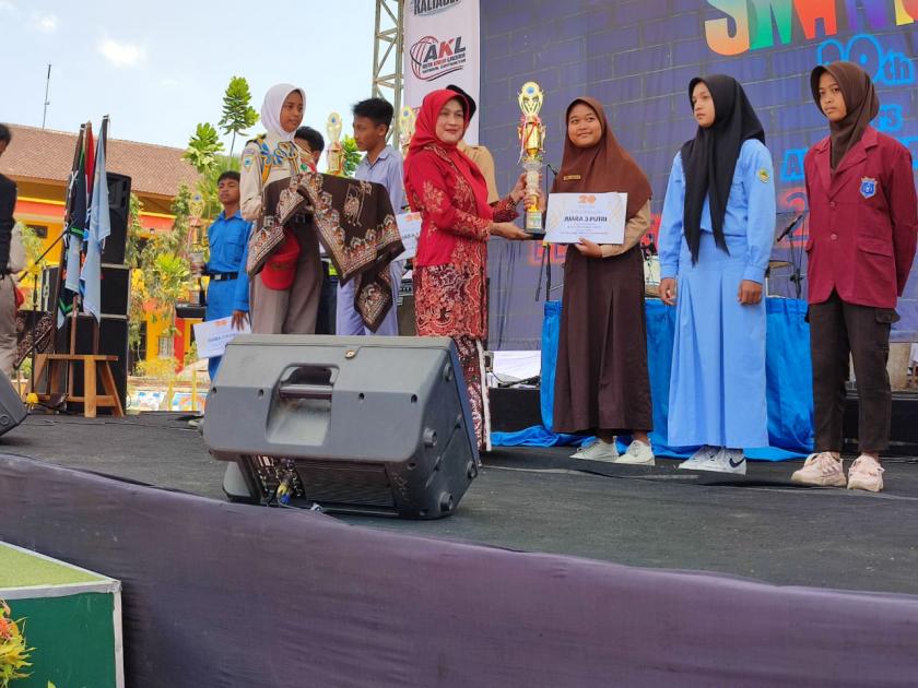 Tim Bola Voli Putri MTs N 3 Sleman Kembali Sabet Juara