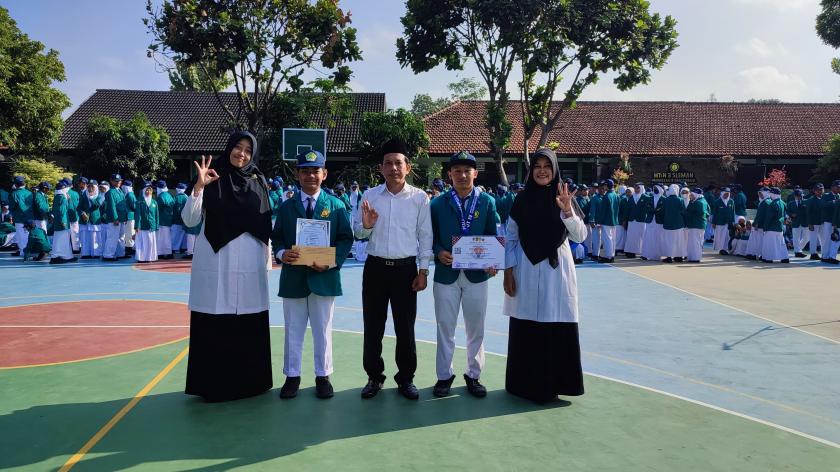 MTs Negeri 3 Sleman Bagikan Reward untuk Dua Siswa Berprestasi