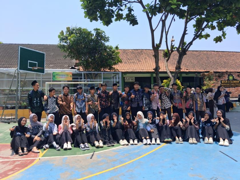 Semarak Hari Batik Nasional di MTsN 3 Sleman, Murid Tampil Elegan