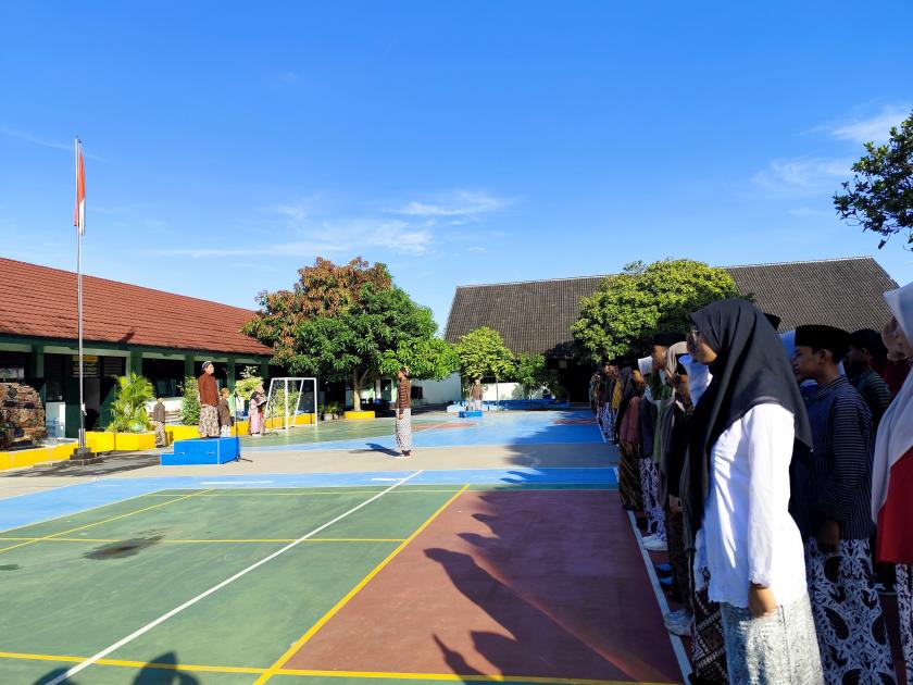 Berbalut Busana Adat, Apel Peringatan Hardiknas 2025 MTs N 3 Sleman Berjalan Khidmat
