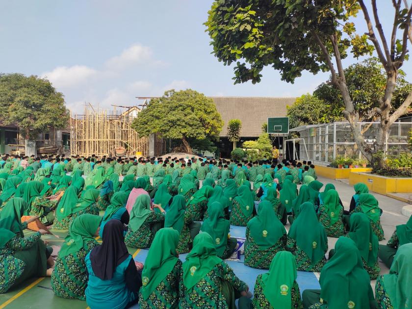 Gema 4 Bahasa Mengudara, Nur Hudariyanto, S.Pd.I. Waka Kesiswaan MTs Negeri 3 Sleman Rutin Sampaikan Pembinaan