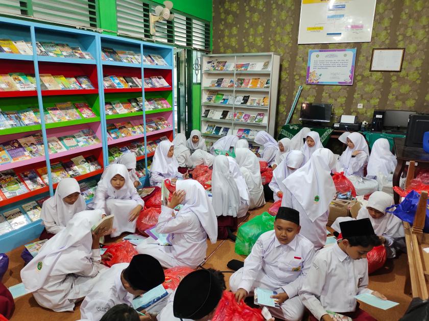 Siswa Kelas VII MTs Negeri 3 Sleman Antusias Ambil Buku Paket di Perpustakaan Daarus Saqofah