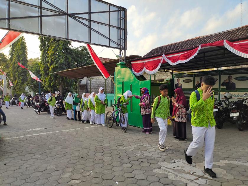 Tim Sambut Mentari MTsN 3 Sleman Sambut Kedatangan Peserta Didik dengan Senyum Keramahan