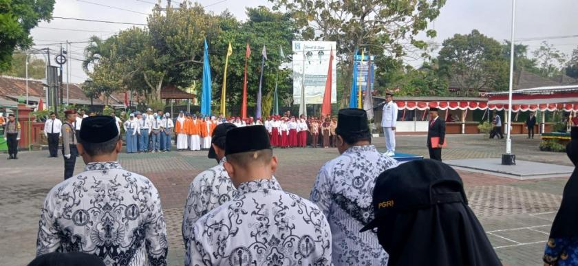 Guru MTsN 3 Sleman Ikuti Upacara Bendera dalam Rangka Memperingati  Hari kemerdekaan ke 81 di Kapanewon Ngemplak
