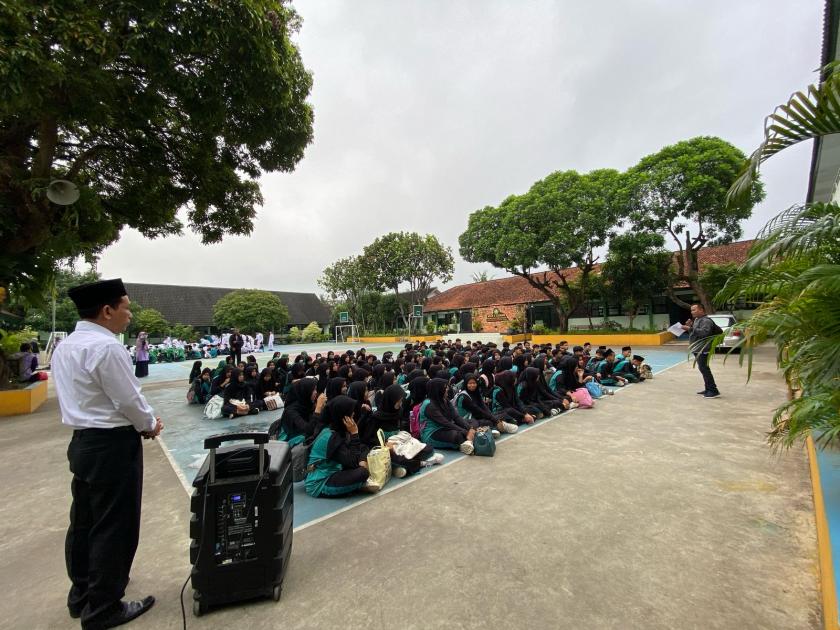 Kepala Madrasah MTs Negeri 3 Sleman Lepas Siswa Kelas IX Ikuti Outbond