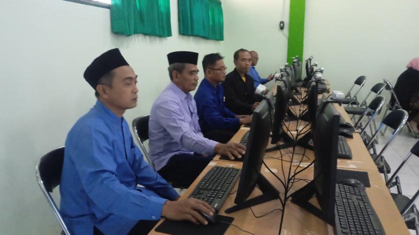 Tingkatkan Kompetensi Digital, Tiga Pegawai MTsN 3 Sleman Antusias Ikuti Monitoring Kecakapan IT di MAN 2 Sleman