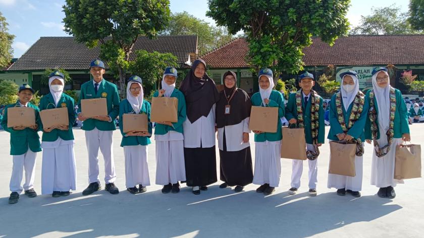 Apresiasi Bakat dan Kreativitas Siswa, MTsN 3 Sleman Anugerahi Penghargaan Juara Terbaik pada Harlah ke 55