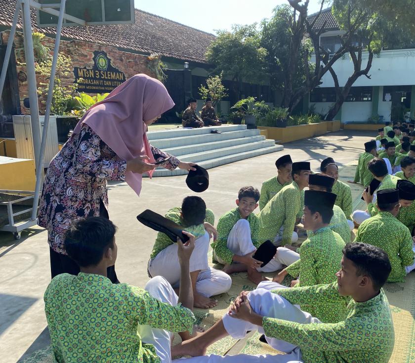 Pendisiplinan Siswa MTs N 3 Sleman di Hari Pertama Masuk Sekolah