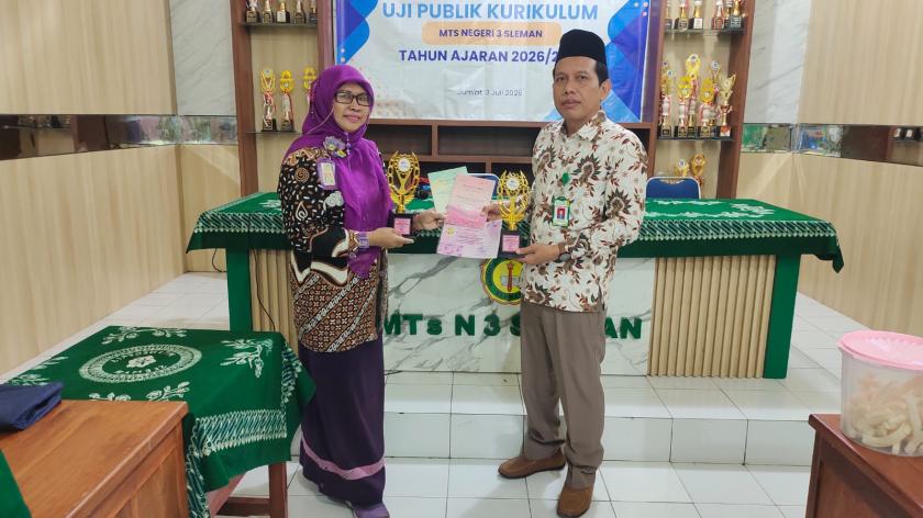 Dua Piala “Perempuan Hebat” Disabet Guru MTs Negeri 3 Sleman Melalui Antologi Puisi
