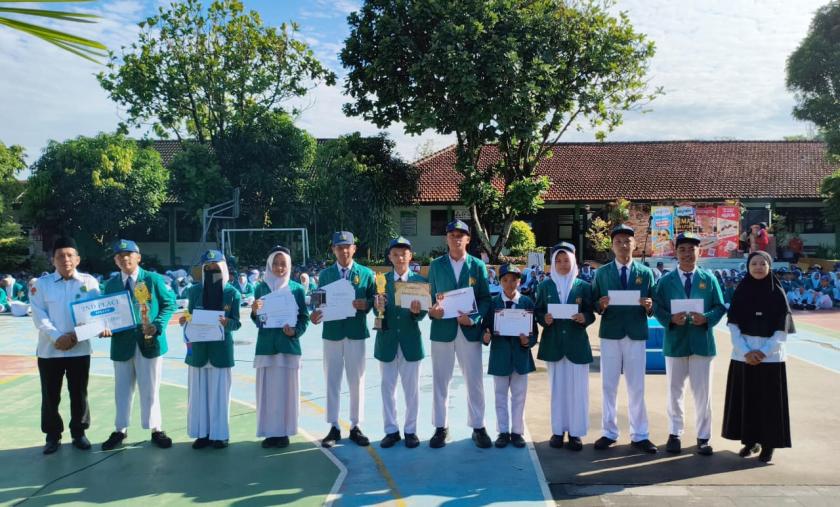 Apresiasi Prestasi Siswa, MTs N 3 Sleman Berikan Reward di Momen Upacara Bendera