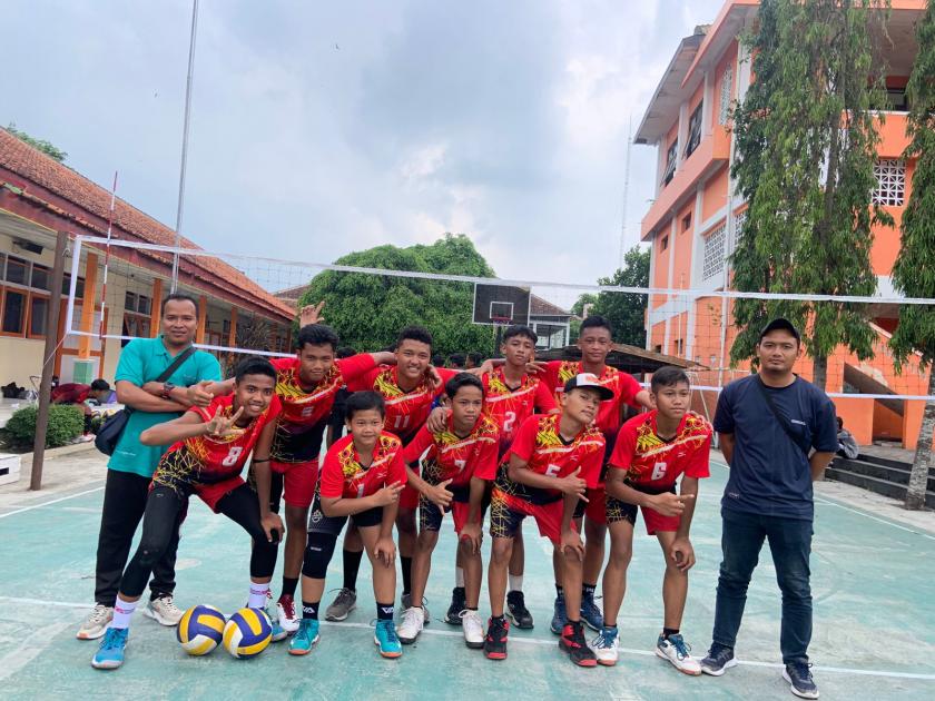 Tim Bola Volly Putra MTs N 3 Sleman Menangkan Kejuaraan Lomba Volly di Ajang MOSCO