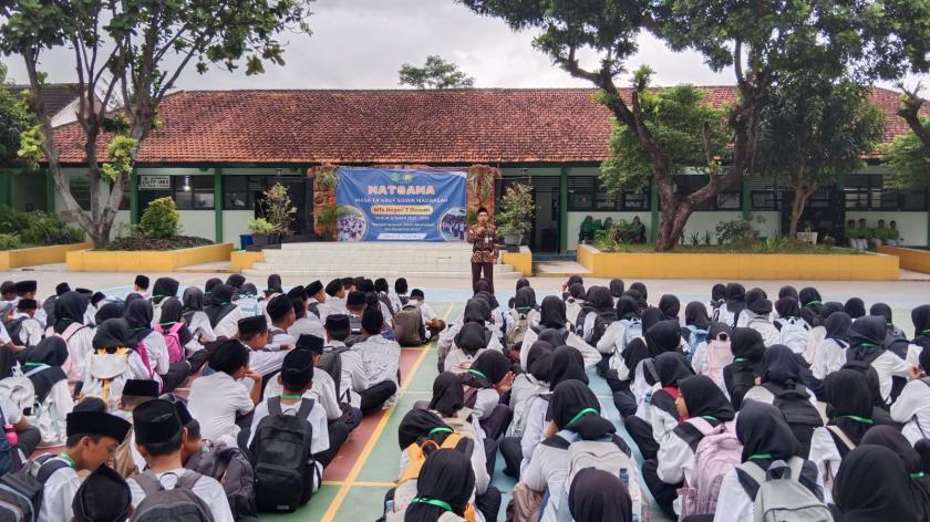 Matsama Siap Jelajah Ilmu: Outing Class MTs Negeri 3 Sleman diberangkatkan dengan Doa dan Tertib Barisan
