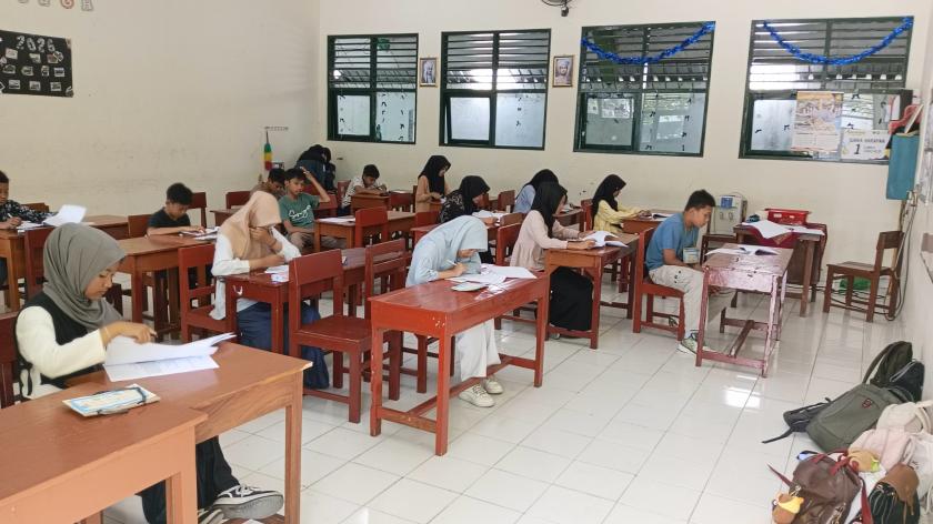 Menggores Pena, Menumbuhkan Jiwa Relawan,  Seleksi Tulis PMR 2025/2026 MTs Negeri 3 Sleman Digelar