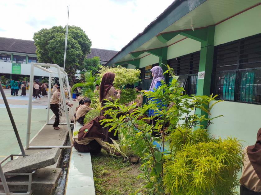 Butuhkan Peran Langsung, Kerja Bakti Madrasah Wali Kelas dan Guru Ikut Terjun