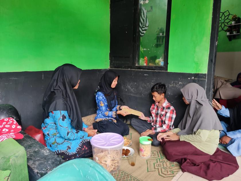 Ucapkan Belasungkawa, MTs Negeri 3 Sleman Berikan Santunan  Kepada Siswa Berduka