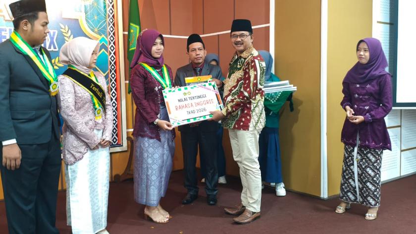 Raih Nilai TKAD Bahasa Inggris Sempurna, Zaila Anindya Sabet Penghargaan di Purna Siswa MTsN 3 Sleman