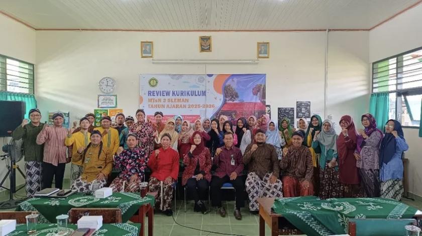 MTsN 3 Sleman Gelar Reviu Kurikulum