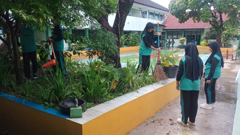 Jelang Rapor Dibagi, MTs Negeri 3 Sleman Gelar Kerja Bakti