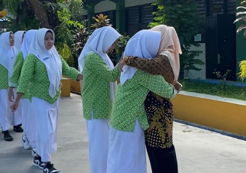 Momen Haru Sarat Makna Warnai Perpisahan Guru Purna Tugas MTsN 3 Sleman