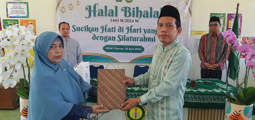 Purnatugas Pegawai, MTs Negeri 3 Sleman Berikan Tali Kasih
