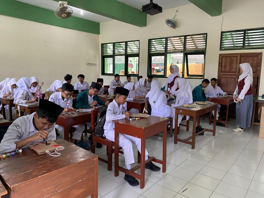 Siswa kelas 8C MTs Negeri 3 Sleman Ekspresikan Diri melalui Mewarnai