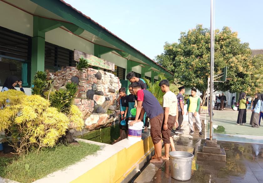 MTsN 3 Sleman Laksanakan Program Jumat Bersih Sambut Tahun Pelajaran Baru