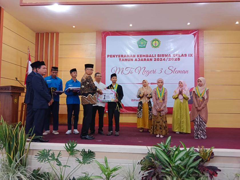 MTsN 3 Sleman Anugerahi Peraih Nilai Tertinggi Mapel ASPD