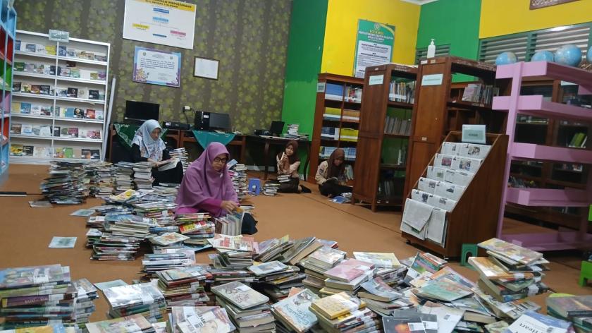 Permudah Pencarian, MTs Negeri 3 Sleman Lakukan Reshuffle Buku Perpustakaan